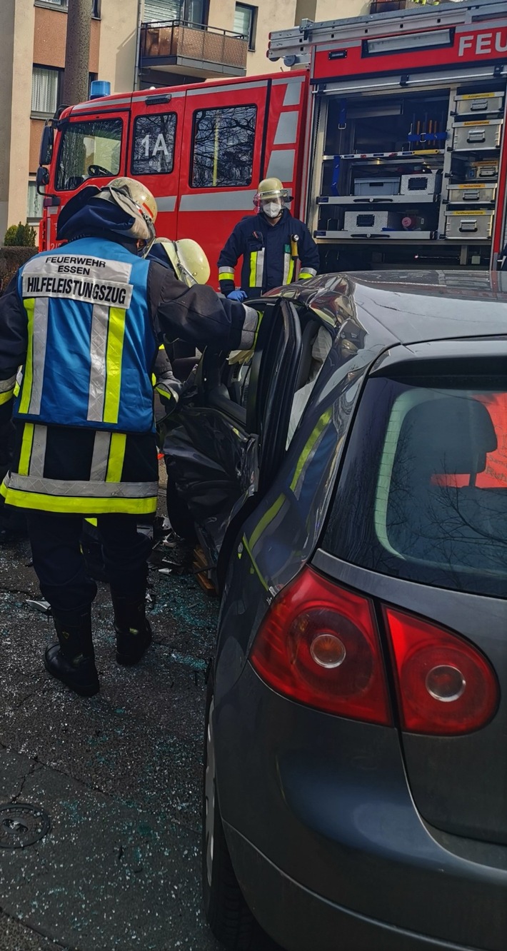 FW-E: Verkehrsunfall mit zwei PKW - zwei Personen schwer verletzt.