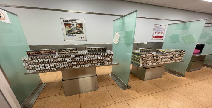HZA-IZ: Hauptzollamt Itzehoe verhindert gewerbsmäßigen Zigarettenschmuggel - 31.600 Zigaretten bei einer Reisenden am Flughafen Hamburg festgestellt