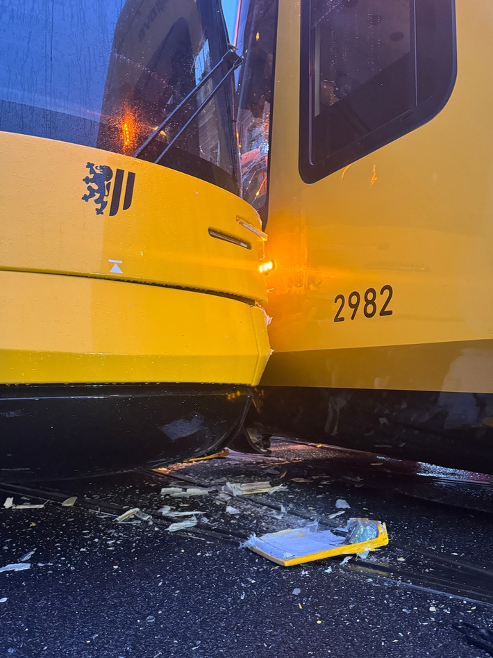 FW Dresden: Verkehrsunfall zwischen zwei Straßenbahnen - sechs Verletzte