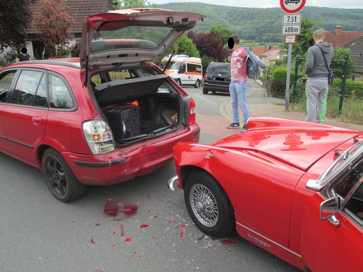 POL-HM: Pressemitteilung der Polizei Bad Pyrmont: Verkehrsunfall mit zwei Verletzten und 11.000 Euro Sachschaden