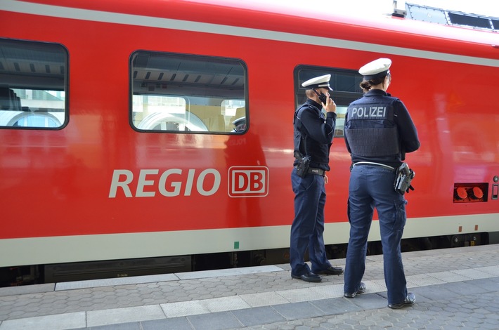 Bundespolizeidirektion München: Mann entblößt sich im Zug vor Mädchen - Bundespolizei sucht Zeugen