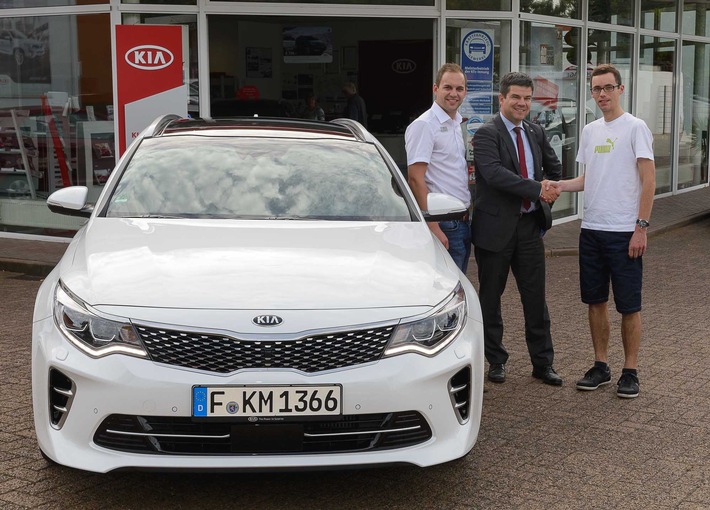 &quot;Traumwagen&quot;-Verlosung von Auto Bild: Gewinner nimmt Kia Optima Sportswagon in Empfang