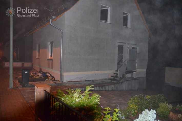 POL-PPWP: Brand in Einfamilienhaus - rund 100.000 Euro Schaden