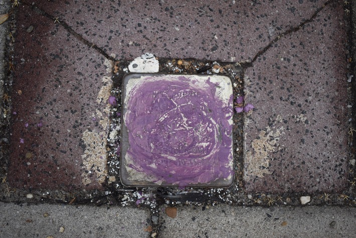 POL-EL: Papenburg - "Stolperstein" mit Farbe beschmiert