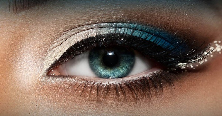 Einfach mal blau machen / Umfrage(1) von TNS Emnid und AIR OPTIX® COLORS Farbkontaktlinsen zeigt: Fast die Hälfte der Befragten bevorzugt blaue Augen