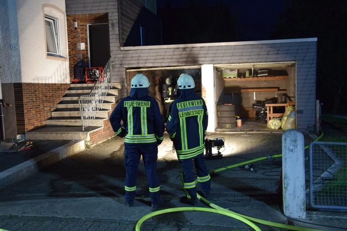 FW-OE: Garagenbrand in Maumke - starke Rauchentwicklung sorgt für Einsatz der Feuerwehr
