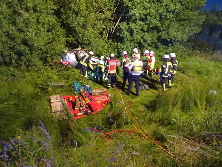 FW Sonsbeck: Verkehrsunfall mit tödlich verletzter Person auf der A57