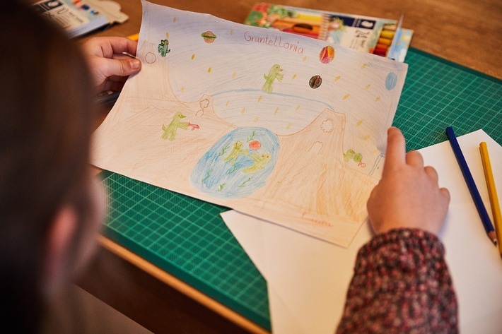 Laura, 10, kommt aus der Metropolregion Nürnberg und nimmt andere unter dem Jahresmotto "fremde Galaxien" mit nach "Grantellonia". Für jedes eingereichte Bild unterstützt STAEDTLER die Kinderhilfsorganisation Plan International mit einem Euro. / Wie Kindergedanken bunt wurden: Eine kurze Geschichte des Farbstifts / Weiterer Text über ots und www.presseportal.de/nr/105956 / Die Verwendung dieses Bildes ist für redaktionelle Zwecke honorarfrei. Veröffentlichung bitte unter Quellenangabe: "obs/STAEDTLER Mars GmbH & Co. KG"