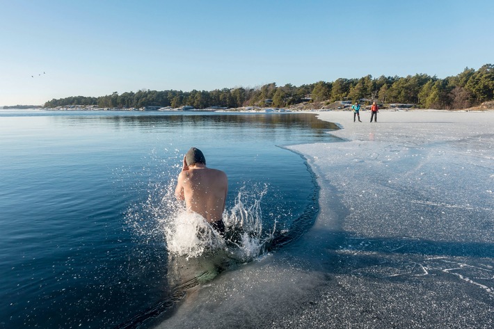 Endorphin-Kick Winterbaden: Darauf sollten Sie achten / Baden im winterlichen See gewinnt zunehmend Fans. Doch die Risiken sollten nicht unterschätzt werden, so das HausArzt-PatientenMagazin