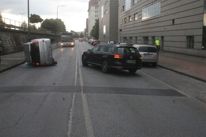POL-DU: Kaßlerfeld: Auto kippt bei Unfall auf die Seite