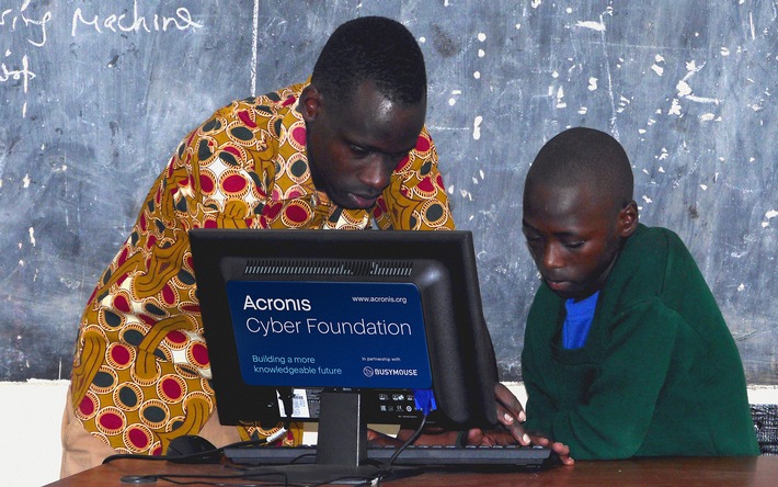 Acronis Cyber Foundation eröffnet Computer-Klassenzimmer in einer Schule in Tansania