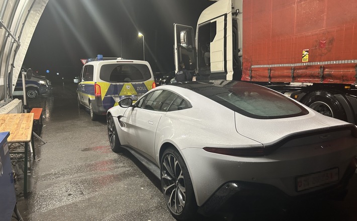 HZA-UL: Schmuggel/Zoll stoppt Aston Martin V8