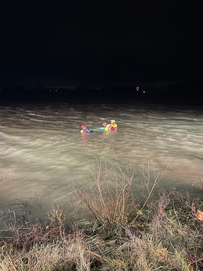 FW Xanten: PKW im Rhein - Aufwändige Bergung