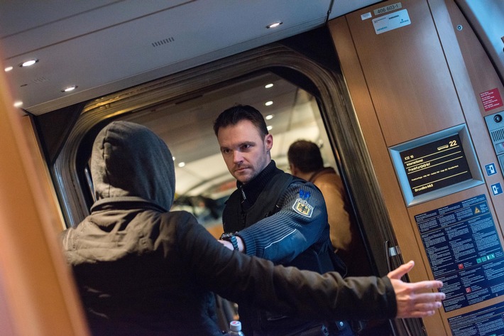 BPOL NRW: Mann versteckt sich in Zugtoilette; Bundespolizisten verletzt