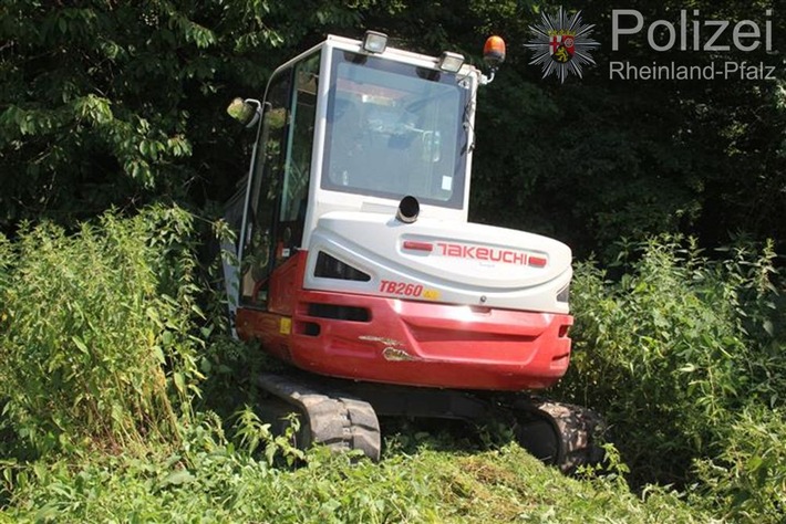 POL-PPTR: Unbekannte stehlen Bagger und Warnbaken von Baustelle