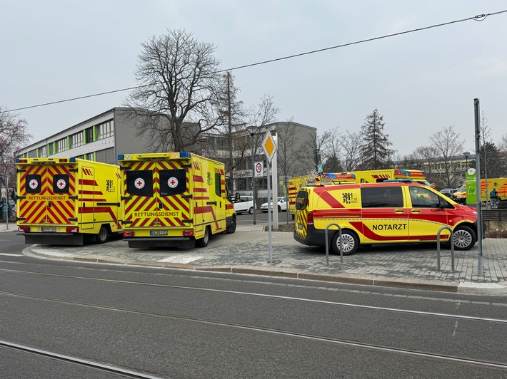 FW Dresden: ABC-Einsatz in einem Beruflichen Schulzentrum