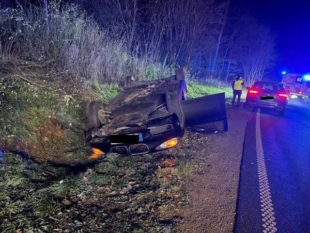 POL-PDTR: BMW landet auf dem Dach / Feuerwehr- und Polizeieinsatz auf der Pellinger Straße