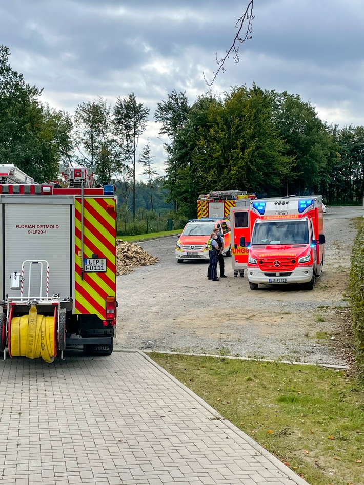 FW-DT: Brennende Gasflasche in Imbissstand - eine verletzte Person