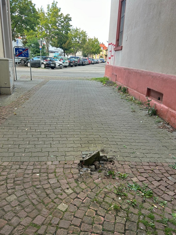 POL-PPWP: Wenn der Straßenpoller bei der Durchfahrt stört...