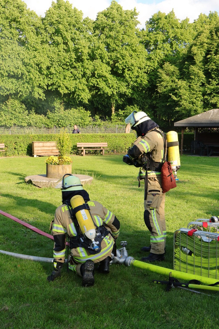 FW-KLE: "Grenzenloses Wasser" - Deutsch-niederländische Feuerwehrübung im Tiergarten Kleve stärkt Zusammenarbeit über Ländergrenzen hinweg