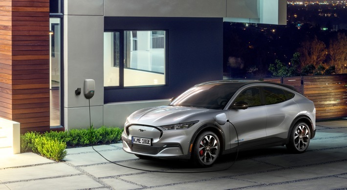 Die Elektromobilität hat in deutschen Firmenfuhrparks noch immer einen deutlichen Aufholbedarf. Dies ist eines der Ergebnisse der Studie "Game Changer - Elektrifizierung und Digitalisierung werden Fuhrpark- und Flottenmanagement verändern", die das Handelsblatt Research Institute (HRI) im Auftrag von Ford Pro Deutschland umgesetzt hat. Jedoch zeigt die Online-Umfrage unter rund 250 Entscheidern in Unternehmen, die einen eigenen Fuhrpark besitzen, ebenso deutlich: Die Mehrheit der Unternehmen will in den nächsten Jahren E-Fahrzeuge anschaffen, gut ein Drittel sogar innerhalb der kommenden 24 Monate. Auch das Thema Telematikdienste findet zunehmend das Interesse der Fuhrparkentscheider. Das Bild zeigt einen vollelektrischen Ford Mustang Mach-E. / Weiterer Text über ots und www.presseportal.de/nr/6955 / Die Verwendung dieses Bildes für redaktionelle Zwecke ist unter Beachtung aller mitgeteilten Nutzungsbedingungen zulässig und dann auch honorarfrei. Veröffentlichung ausschließlich mit Bildrechte-Hinweis.
