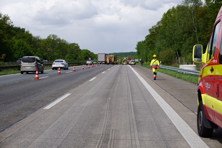 FW Ratingen: Schwerer Verkehrsunfall auf der A3 - Familie hatte großes Glück