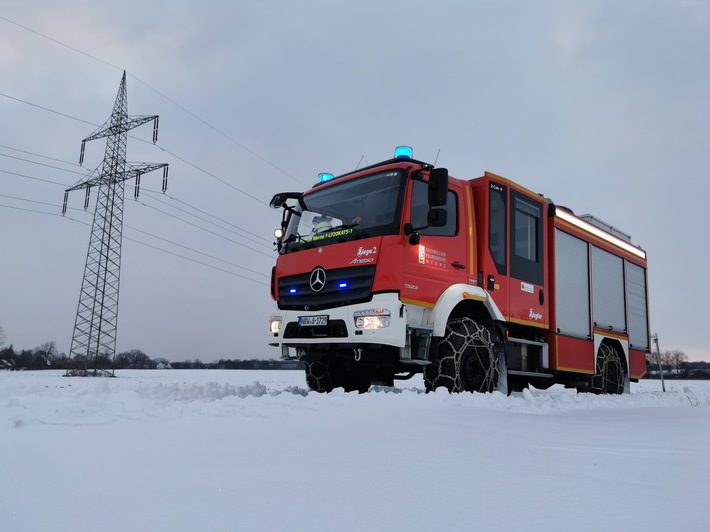 FW-WRN: Allradantrieb und Schneeketten sichern die Einsatzfahrt in die verschneiten ländlichen Einsatzgebiete