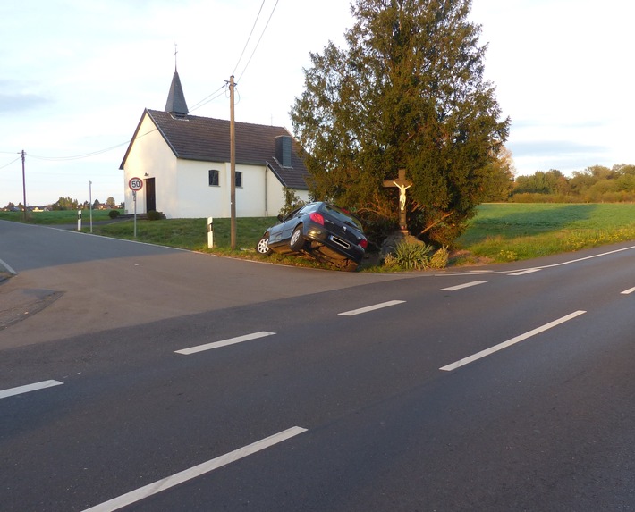 POL-BN: Königswinter: Pkw schleudert bei Verkehrsunfall auf der L268 in den Graben - Polizei sucht weitere Zeugen