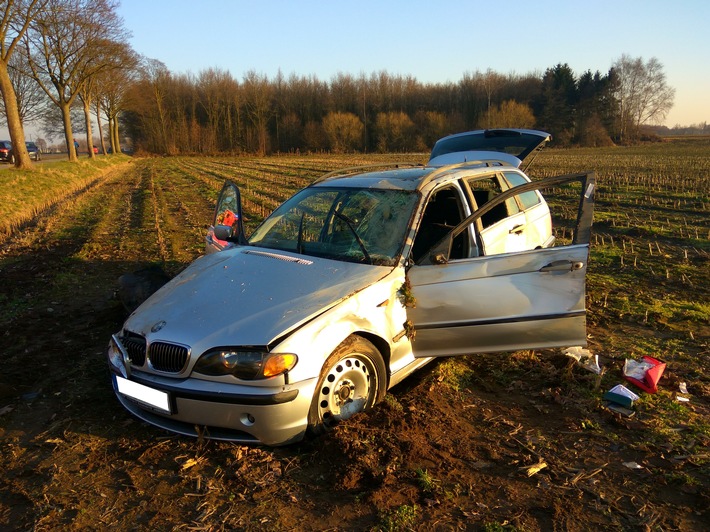 FW-KLE: BMW prallt gegen Straßenbaum/ Fahrer wird verletzt