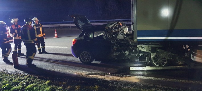 FW Königswinter: PKW fuhr unter LKW - Verkehrsunfall auf der Autobahn A3