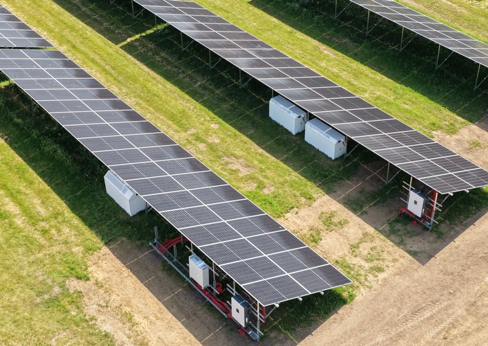 Moonwatt nimmt das erste verteilte Natrium-Ionen-Batteriesystem für hybride Solarkraftwerke in Betrieb, zu sehen auf der Intersolar München (23. bis 25. Juni, Moonwatt-Stand C2.190)