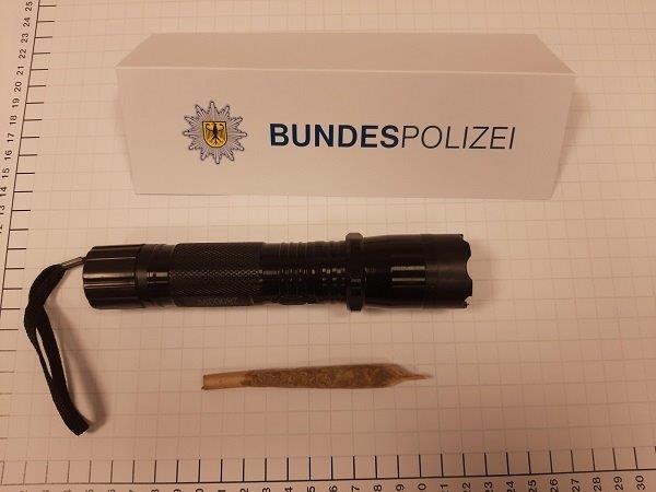 BPOL NRW: Bundespolizei beschlagnahmt als Taschenlampe getarnten Elektroschocker