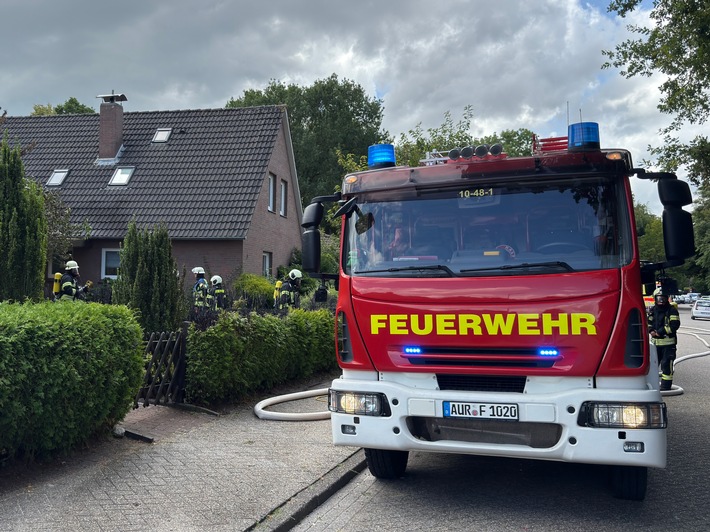 FW-AUR: Gebüschfeuer greift auf Unterstand über
