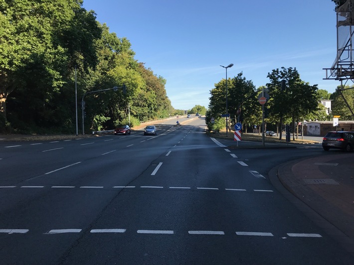 POL-PPMZ: Rollerfahrerin stürzt auf zehn Meter langer Fettspur