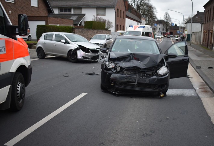 POL-MG: Zwei Leichtverletzte bei Verkehrsunfall Kölner Straße