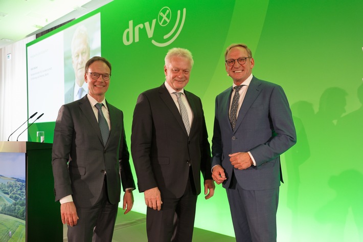 Bundeslandwirtschaftsminister Alois Rainer beim Deutschen Raiffeisentag: "Genossenschaften sind Macher und nicht Verhinderer" / Vom Deutschen Raiffeisentag 2025 geht Aufbruchstimmung aus.