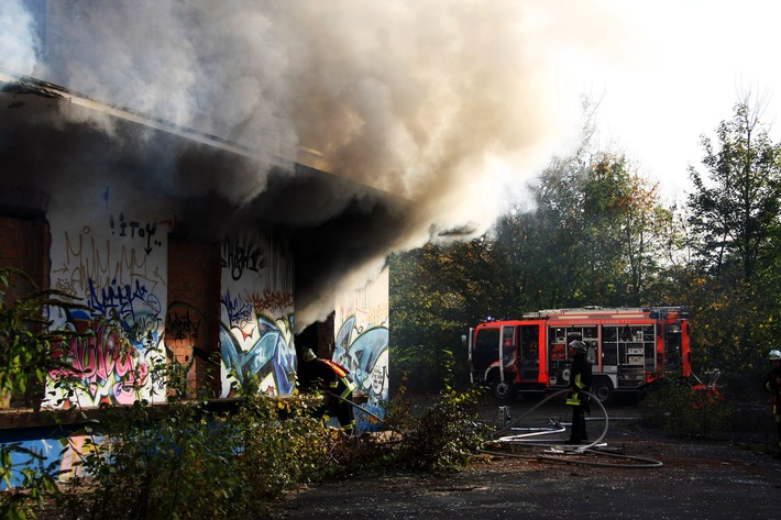 FW-E: Feuer im ehemaligen Möbelbahnhof in Altenessen