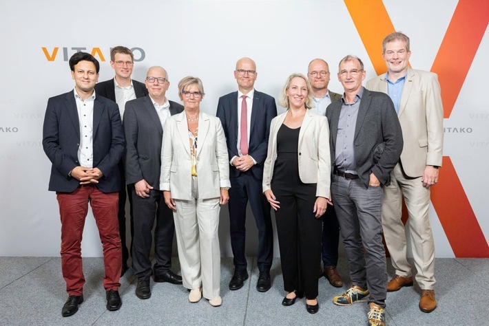 "Digitalisierung Jetzt! Strategische Weichenstellung und effektive Umsetzung" - unter diesem Motto lud VITAKO, die Bundes-Arbeitsgemeinschaft der Kommunalen IT-Dienstleister, zum politischen Abend in das Haus der Bundespressekonferenz. Im Mittelpunkt standen der Einsatz von KI in der Verwaltung, klare Standards und praxisnahe Umsetzungskonzepte.

Gruppenfoto: v.l.n.r.: Parsa Marvi (MdB, Mitglied des Digitalisierungsausschusses), Sören Kuhn (VITAKO Vorstandsvorsitzender), Alexander Handschuh (Beigeordneter beim Deutschen Städte- und Gemeindebund), Kerstin Pliquett (Geschäftsleiterin KDN - Dachverband kommunaler IT-Dienstleister, Vorständin VITAKO), Ralph Brinkhaus (MdB, Sprecher und Vorsitzender AG Digitales und Staatsmodernisierung CDU/CSU-Bundestagsfraktion), Katrin Giebel (stellvertretende Geschäftsführerin VITAKO), Bernd Schlömer (Staatssekretär für Digitalisierung im Ministerium für Infrastruktur und Digitales des Landes Sachsen-Anhalt und Beauftragter der Landesregierung für die Informationstechnik (CIO)), Dr. Johann Bizer (Vorstandsvorsitzender Dataport und Vorstand VITAKO), Lars Hoppmann (Geschäftsführender Vorstand VITAKO). / Weiterer Text über ots und www.presseportal.de/nr/162947 / Die Verwendung dieses Bildes für redaktionelle Zwecke ist unter Beachtung aller mitgeteilten Nutzungsbedingungen zulässig und dann auch honorarfrei. Veröffentlichung ausschließlich mit Bildrechte-Hinweis.