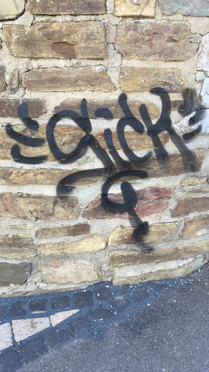 POL-OE: Bruchsteinmauer mit Graffiti besprüht
