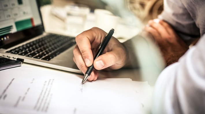 Digitale Kaufverträge & Online-Signaturen - Was ist beim Autoankauf in der Schweiz wirklich rechtsgültig?