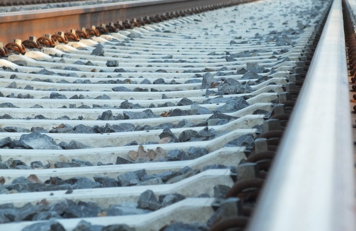 BPOL-BadBentheim: Lebensgefährliches Trainsurfen - 13-Jähriger fährt auf Zugkupplung mit