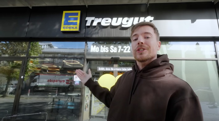 MrBeast in Berlin: weltweit größter YouTuber räumt gesamten EDEKA-Markt für guten Zweck leer