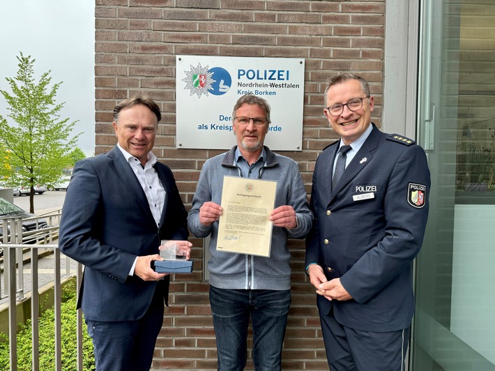 POL-BOR: Borken - Landrat ehrt aufmerksamen Taxifahrer