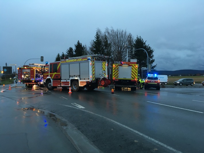 FW Lage: Verkehrsunfall mit eingeklemmter Person - 13.03.2020 - 06:15 Uhr