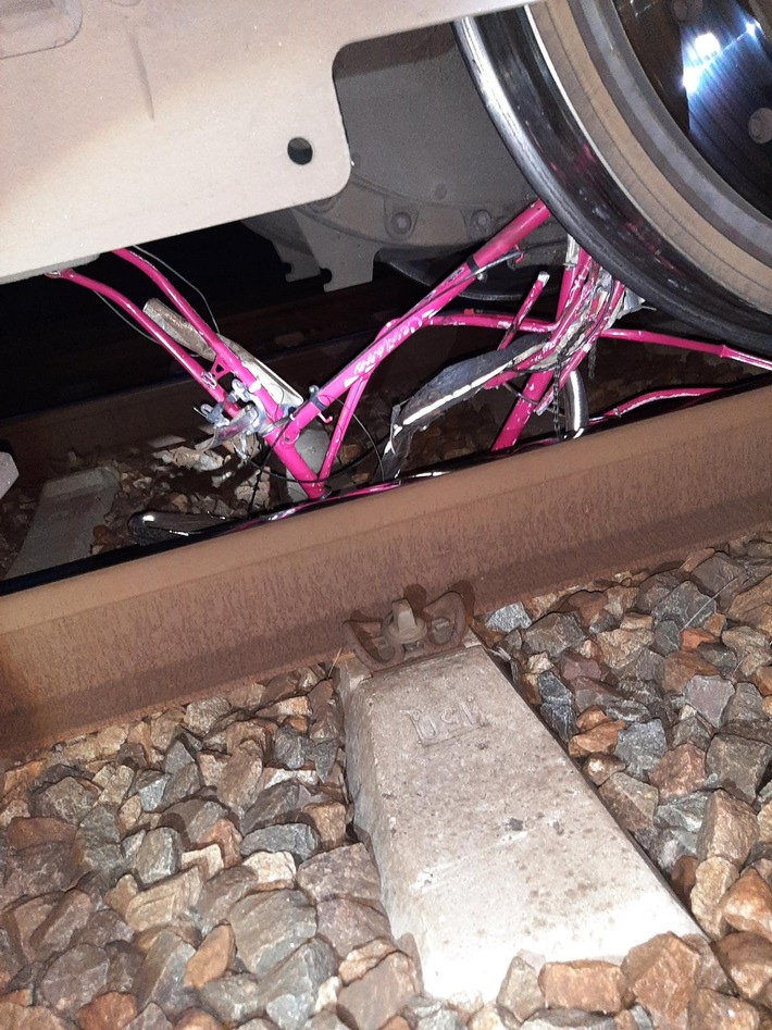 BPOLI MD: Zeugenaufruf: Güterzug kollidiert mit auf Gleis gelegtem Fahrrad