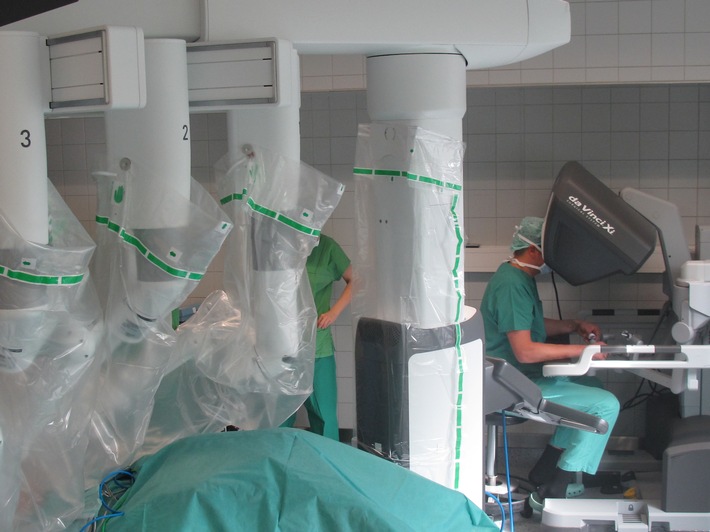 Erstmals in Hamburg: OP-Roboter hilft bei Implantation von Reflux-Schrittmacher / Neue Behandlungsform gegen Sodbrennen in der Asklepios Klinik Altona