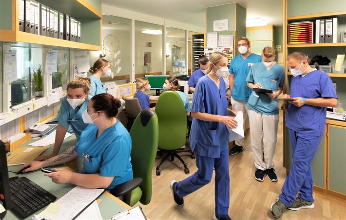 Angehende Gesundheits- und Krankenpfleger meistern Schülerstation