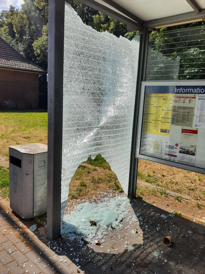 BPOL-HRO: Wetterunterstand am Bahnhof Plate beschädigt