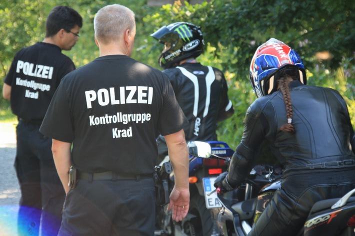 POL-HM: Schwerpunktkontrolle am Nienstedter Pass: Polizei und Landkreis Hameln-Pyrmont überwachen insbesondere Motorräder - nur wenige Verstöße bei nicht idealem Biker-Wetter