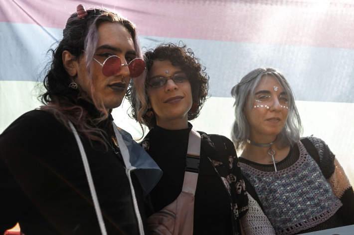 Raum für Vielfalt schaffen: So lassen sich Behandlung von und Umgang mit trans* und nichtbinären Personen verbessern